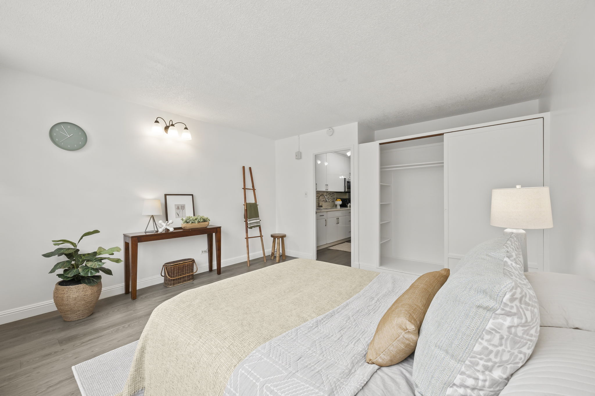 22-web-or-mls-1550-rycroft-st-430